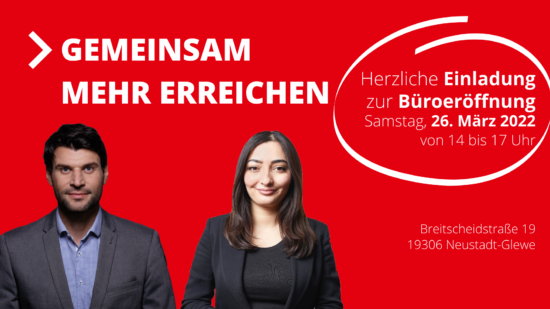Vor rotem Hintergrund laden mit ihrem Conterfei Reem Alabali-Radovan und Christian Winter zur Eröffnung ihres Büros am 26. März von 14 bis 17 Uhr in die Breitscheidstr. 19 nach Neustadt-Glewe ein.